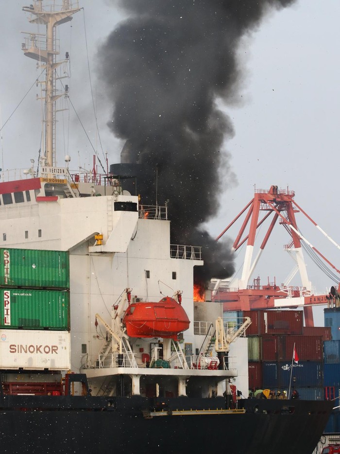 Asap hitam membumbung tinggi dari kapal kargo Verizon yang terbakar di Terminal Berlian, Pelabuhan Tanjung Perak, Surabaya, Jawa Timur, Senin (29/12/2025). Sekitar 19 kendaraan pemadam kebakaran dari Tim Pemadam Kebakaran PT Pelindo Regional 3 dan Dinas Pemadam Kebakaran dan Penyelamatan (DPKP) Kota Surabaya serta empat kapal tunda dikerahkan untuk memadamkan kebakaran kapal kargo yang bermuatan petikemas itu. ANTARA FOTO/Didik Suhartono/YU