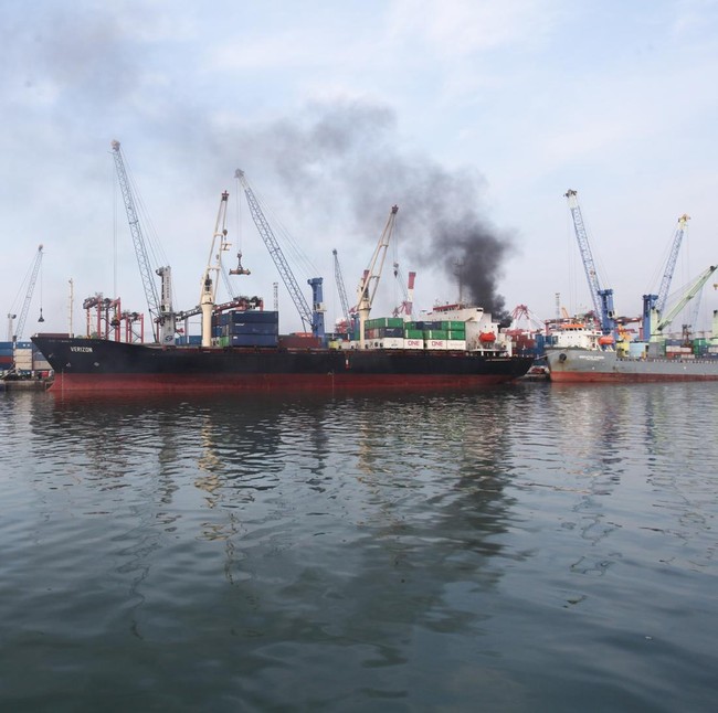 Kebakaran Kapal Kargo di Tanjung Perak, Asap Hitam Membumbung Tinggi