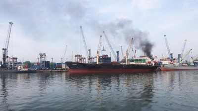 Kebakaran Kapal Kargo di Tanjung Perak, Asap Hitam Membumbung Tinggi