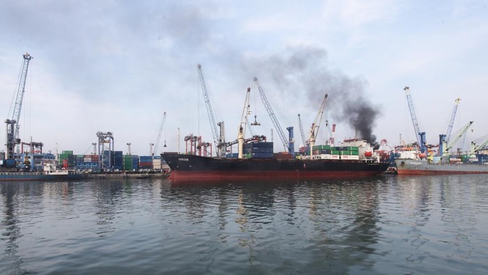 Asap hitam membumbung tinggi dari kapal kargo Verizon yang terbakar di Terminal Berlian, Pelabuhan Tanjung Perak, Surabaya, Jawa Timur, Senin (29/12/2025). Sekitar 19 kendaraan pemadam kebakaran dari Tim Pemadam Kebakaran PT Pelindo Regional 3 dan Dinas Pemadam Kebakaran dan Penyelamatan (DPKP) Kota Surabaya serta empat kapal tunda dikerahkan untuk memadamkan kebakaran kapal kargo yang bermuatan petikemas itu. ANTARA FOTO/Didik Suhartono/YU