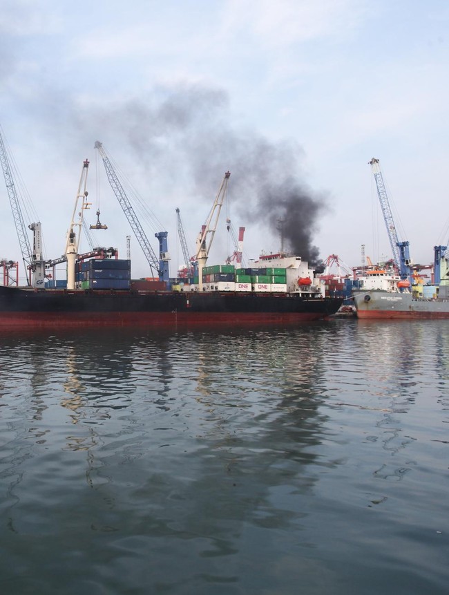 Kebakaran Kapal Kargo di Tanjung Perak, Asap Hitam Membumbung Tinggi