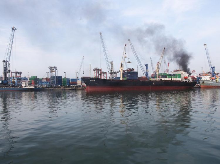 Kebakaran Kapal Kargo di Tanjung Perak, Asap Hitam Membumbung Tinggi
