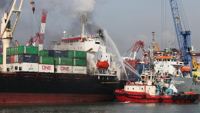 Asap hitam membumbung tinggi dari kapal kargo Verizon yang terbakar di Terminal Berlian, Pelabuhan Tanjung Perak, Surabaya, Jawa Timur, Senin (29/12/2025). Sekitar 19 kendaraan pemadam kebakaran dari Tim Pemadam Kebakaran PT Pelindo Regional 3 dan Dinas Pemadam Kebakaran dan Penyelamatan (DPKP) Kota Surabaya serta empat kapal tunda dikerahkan untuk memadamkan kebakaran kapal kargo yang bermuatan petikemas itu. ANTARA FOTO/Didik Suhartono/YU