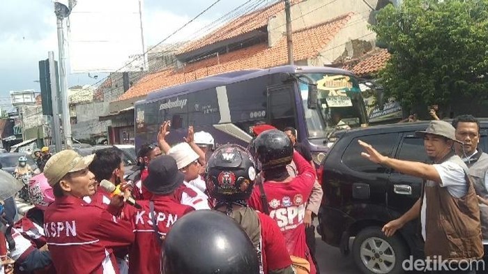 Ketegangan saat aksi unjuk rasa buruh di Majalengka.