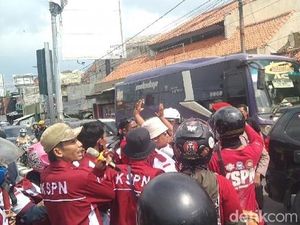 Video: Massa Buruh di Majalengka Blokade Jalan dan Nyaris Ricuh