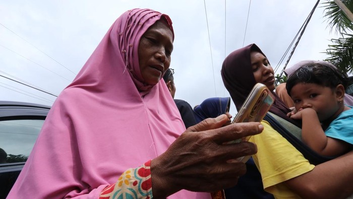 Sinyal Kembali Pulih, Warga Aceh Tamiang Senang Bisa Berkomunikasi Lagi