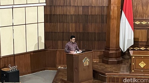 Koordinator Pansus Raperda Pengendalian Toko Modern Berjejaring, Anak Agung Gede Agung Suyoga, saat Rapat Paripurna DPRD Bali di Kantor Gubernur Bali, Senin (29/12/2025). (Foto: Rizki Setyo/detikBali)
