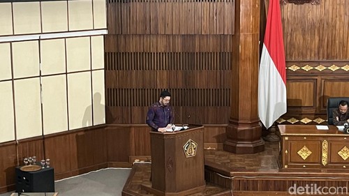 Koordintor Perda Pendirian Perumda Kerta Bhawana Sanjiwani, Agung Bagus Pratiksa Linggih, saat rapat paripurna DPRD Bali di Kantor Gubernur Bali, Senin (29/12/2025). (Foto: Rizki Setyo/detikBali)