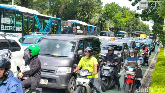Jalan Medan Merdeka Selatan Macet Imbas Buruh Demo Tuntut Kenaikan UMP