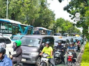 Jalan Medan Merdeka Selatan Macet Imbas Buruh Demo Tuntut Kenaikan UMP