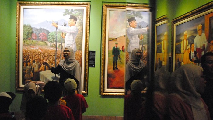 Pengunjung mengamati koleksi di Galeri Bumi Parawira, Kota Bogor, Jawa Barat, Minggu (28/12/2025). Galeri Bumi Parawira merupakan galeri yang menceritakan sejarah panjang Kota Bogor dari masa ke masa mulai dari Kerajaan Pajajaran, masa kolonial Belanda, Orde Lama, Orde Baru dan Orde Reformasi serta menjadi destinasi wisata edukasi dalam mengisi liburan sekolah, Natal dan Tahun Baru 2026. ANTARA FOTO/Arif Firmansyah/foc.