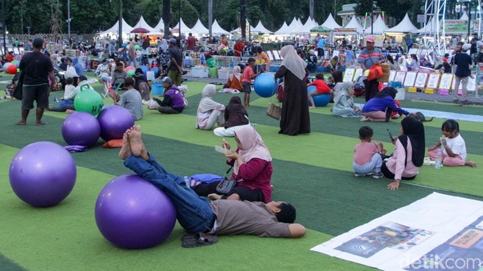 Masa libur sekolah dimanfaatkan warga Tangerang, Banten, untuk menghabiskan waktu bersama keluarga di Taman Elektrik. Ruang terbuka hijau yang berada di pusat kota ini menjadi pilihan wisata favorit karena ramah anak, mudah dijangkau, dan dapat dinikmati secara gratis.