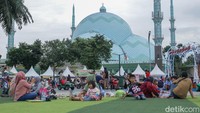 Kehangatan kebersamaan keluarga mewarnai aktivitas di ruang publik tersebut selama libur sekolah. Selain area bermain, pengunjung juga dapat menikmati pemandangan Masjid Al-A’zhom dan Balai Kota Tangerang yang berdiri megah di sekitar taman.