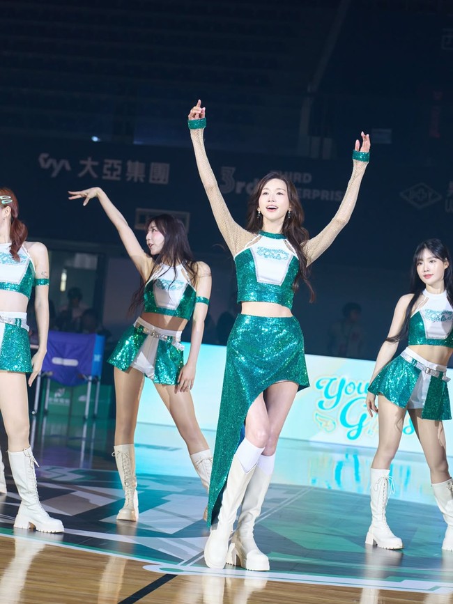 Tampil bersama para penari yang kemungkinan masih berusia 20-an, Lin Chinling tampil memesona bak seumuran dengan cheerleaders lainnya. Foto: Dok. Instagram Lin Chiling