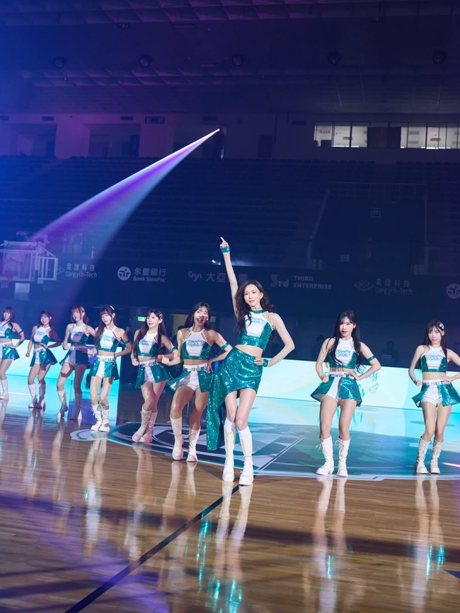 Lin Chiling membuat netizen heboh usai mengunggah penampilannya saat tampil menjadi salah satu cheerleaders di pertandingan bola basket profesional Taiwan. Foto: Dok. Instagram Lin Chiling