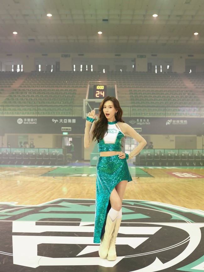 Supermodel 51 tahun asal Taiwan itu sukses mengejutkan para penggemar dengan bertransformasi menjadi cheerleader. Dia memimpin tim saat dance diiringi lagu hits SNSD berjudul Oh!Foto: Dok. Instagram Lin Chiling