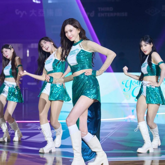 51 Tahun Seperti 20-an! Aksi Supermodel Cantik Jadi Cheerleader Viral