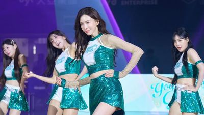 51 Tahun Seperti 20-an! Aksi Supermodel Cantik Jadi Cheerleader Viral