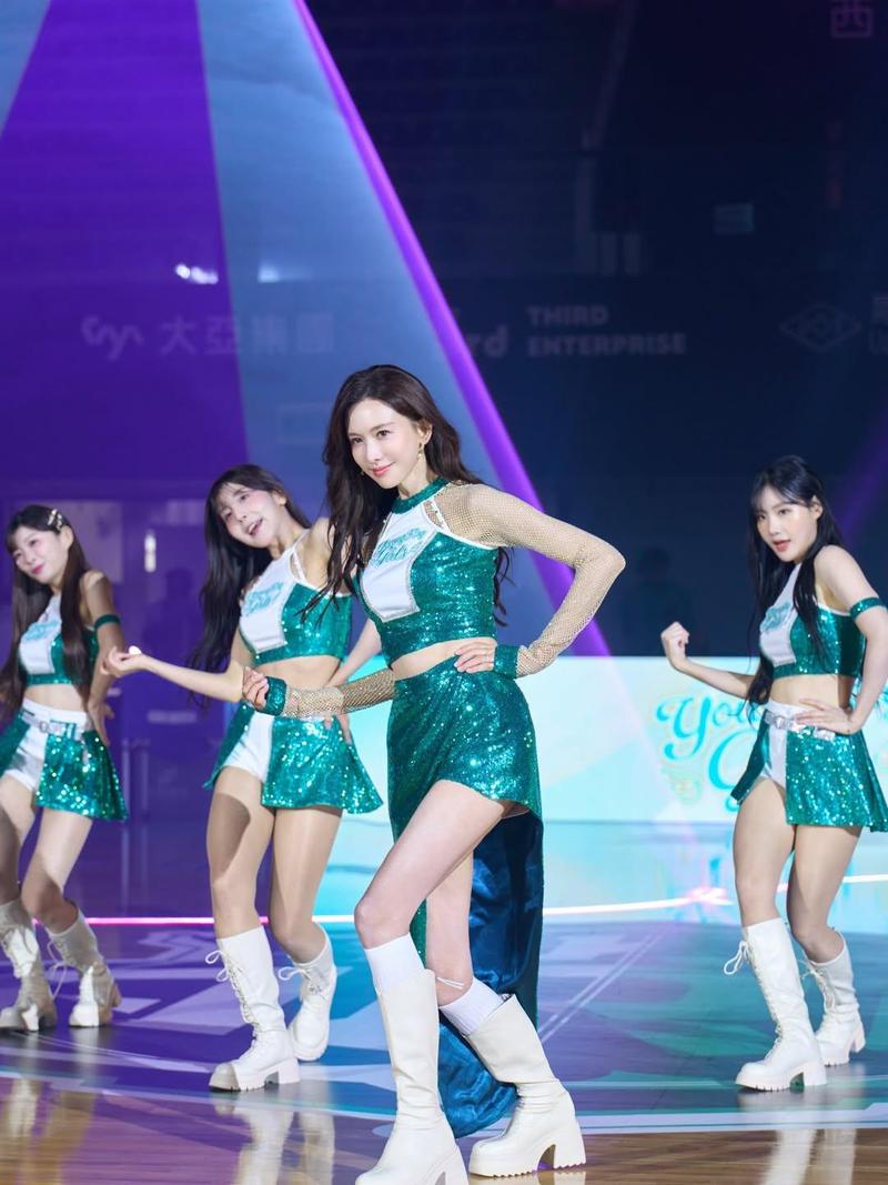 51 Tahun Seperti 20-an! Aksi Supermodel Cantik Jadi Cheerleader Viral