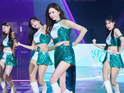 51 Tahun Seperti 20-an! Aksi Supermodel Cantik Jadi Cheerleader Viral