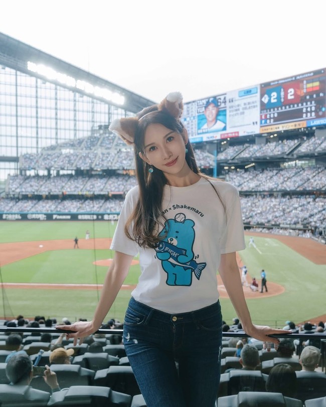 Tak sedikit netizen yang tidak menyangka bahwa ia telah menginjak usia 50-an, apalagi sudah menjadi ibu dari seorang anak yang dilahirkannya pada 2022. “Tolong jangan suruh orang berusia di atas 50 tahun menari. Kami jadi merasa minder. Bagaimana bisa dia terlihat seperti remaja!” tulis netizen. Foto: Dok. Instagram Lin Chiling