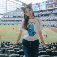 Tak sedikit netizen yang tidak menyangka bahwa ia telah menginjak usia 50-an, apalagi sudah menjadi ibu dari seorang anak yang dilahirkannya pada 2022. “Tolong jangan suruh orang berusia di atas 50 tahun menari. Kami jadi merasa minder. Bagaimana bisa dia terlihat seperti remaja!” tulis netizen. Foto: Dok. Instagram Lin Chiling