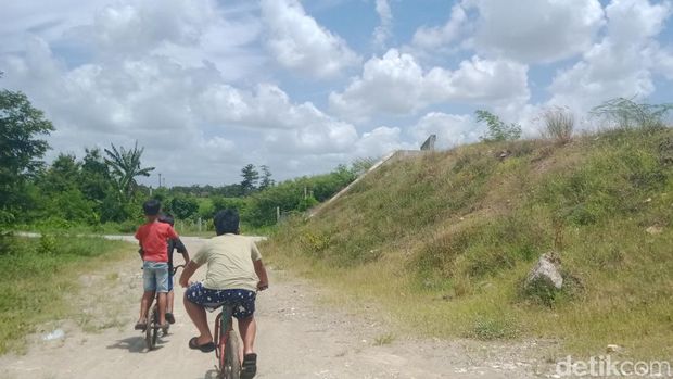 Lokasi tol Jogja-Solo, Desa Demak Ijo, Kecamatan Karangnongko. Lokasi tol Jogja-Solo, Desa Demak Ijo, Kecamatan Karangnongko.