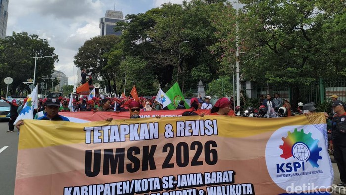 Massa Buruh Tolak UMP 2026 Mulai Berdatangan ke Patung Kuda Jakpus