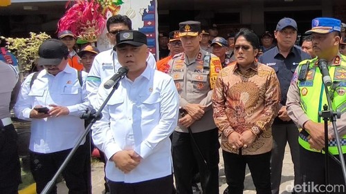 Menhub Dudy Purwagandhi meninjau kesiapan layanan penyeberangan di Pelabuhan Gilimanuk, Jembrana, Bali, Senin (29/12/2024).