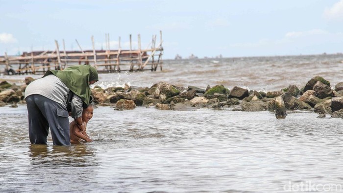 Sejumlah wisatawan bermain di kawasan Pantai Marunda, Jakarta Utara, Senin (29/12/2025), memanfaatkan libur sekolah dan akhir tahun bersama keluarga.