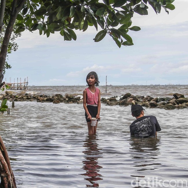 Menikmati Libur Nataru di Pantai Marunda Jakarta Utara