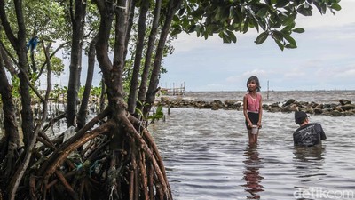 Menikmati Libur Nataru di Pantai Marunda Jakarta Utara