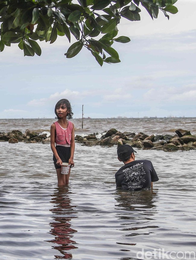 Menikmati Libur Nataru di Pantai Marunda Jakarta Utara