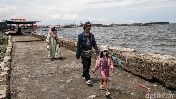 Sejumlah wisatawan bermain di kawasan Pantai Marunda, Jakarta Utara, Senin (29/12/2025), memanfaatkan libur sekolah dan akhir tahun bersama keluarga.