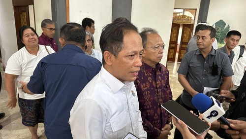 Menteri LH, Hanif Faisol Nurofiq, saat ditemui para jurnalis seusai rapat bersama Gubernur Bali, Wali Kota Denpasar, Bupati Badung, dan Bupati Bangli di Kantor Gubernur Bali, Senin (29/12/2025). (Dinda Anastasya/detikBali)