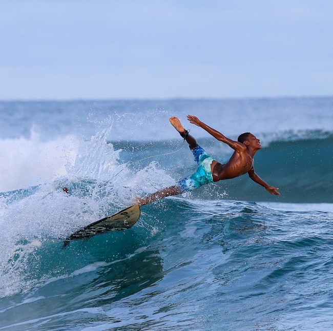 Musim Ombak Tiba, Selancar Jadi Daya Tarik di Manokwari