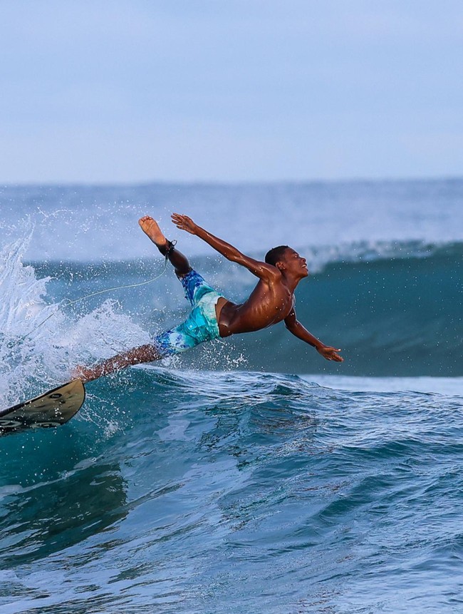 Musim Ombak Tiba, Selancar Jadi Daya Tarik di Manokwari