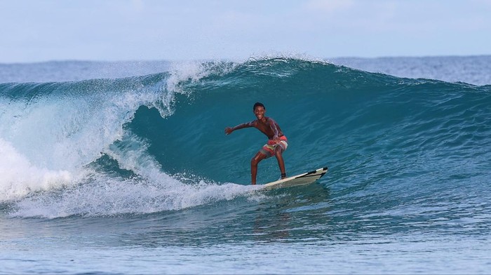 Seorang anak bermain selancar saat terjadi gelombang tinggi di Pantai Batu Kotak Abasi Manokwari, Papua Barat, Senin (29/12/2025). Sebagian warga di kawasan tersebut memanfaatkan musim ombak untuk berlatih papan selancar guna meningkatkan kemampuan mereka di bidang olahraga selancar. ANTARA FOTO/Chairil Indra