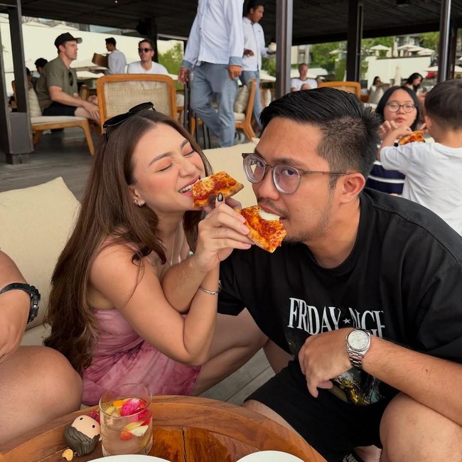 Momen Manis Nathalie Holscher Makan Malam dengan Teman Dekatnya