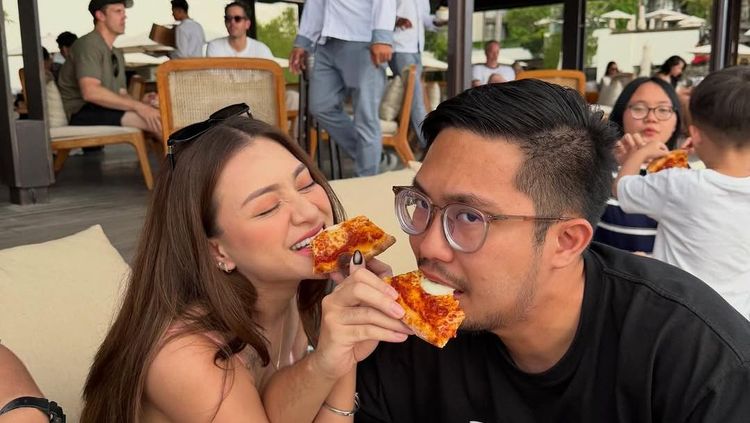 Momen Manis Nathalie Holscher Makan Malam dengan Teman Dekatnya