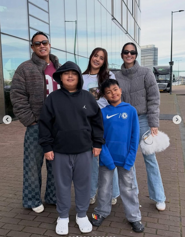 Nia Ramadhani terlihat bertolak ke Eropa bersama keluarga. Salah satu negara yang dikunjunginya ialah Amsterdam, Belanda. Foto: Instagram/@raffinagita1717/@ramadhaniabakrie