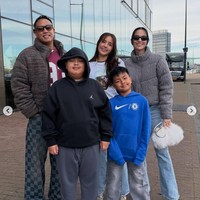 Nia Ramadhani terlihat bertolak ke Eropa bersama keluarga. Salah satu negara yang dikunjunginya ialah Amsterdam, Belanda. Foto: Instagram/@raffinagita1717/@ramadhaniabakrie