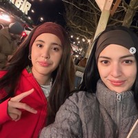 Pose bareng sang putri yang sudah remaja, Mikhayla, keduanya tampil stylish dan kompak kenakan headband. Foto: Instagram/@raffinagita1717/@ramadhaniabakrie