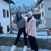 Setelah Belanda, Nia dan keluarga melanjutkan liburan mereka ke Swiss. Di Swiss, Nia tampak bertemu dengan Nagita Slavina. Foto: Instagram/@raffinagita1717/@ramadhaniabakrie