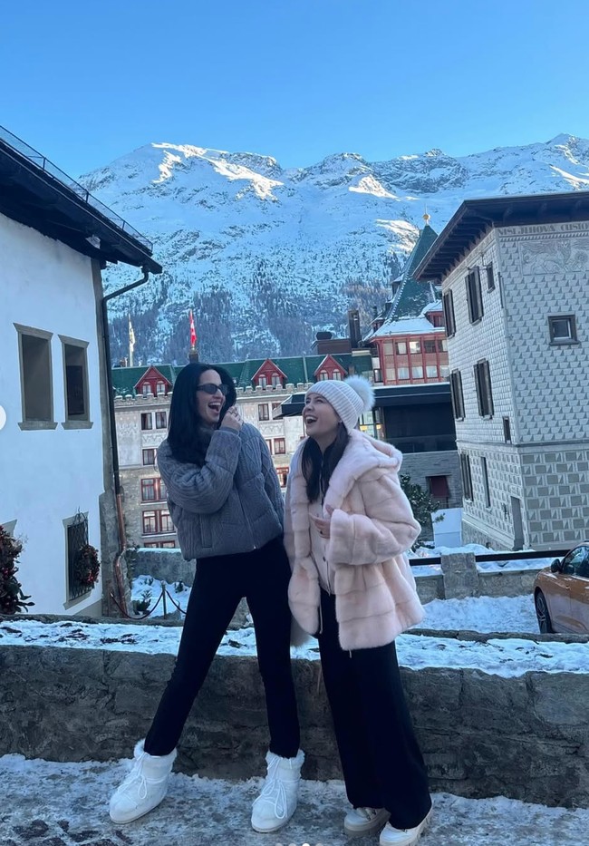 Sama-sama dikenal tajir melintir, gaya musim dingin Nia dan Nagita tak kalah jadi sorotan. Keduanya tampil simpel namun tetap stylish dengan mantel tebal. Foto: Instagram/@raffinagita1717/@ramadhaniabakrie