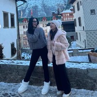 Sama-sama dikenal tajir melintir, gaya musim dingin Nia dan Nagita tak kalah jadi sorotan. Keduanya tampil simpel namun tetap stylish dengan mantel tebal. Foto: Instagram/@raffinagita1717/@ramadhaniabakrie