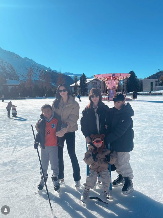Nia dan Nagita bersama anak-anak mereka juga terlihat bermain ice skating bersama. Foto: Instagram/@raffinagita1717/@ramadhaniabakrie