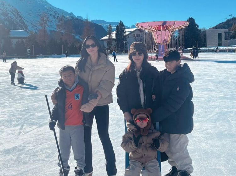 8 Foto Nia Ramadhani & Nagita Slavina Liburan Bareng ke Eropa