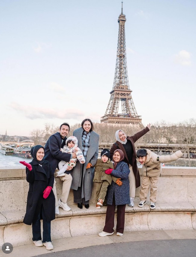 Setelah dari Swiss, Nagita dan rombongannya melanjutkan perjalanan ke Paris. Para pengasuh ketiga anaknya pun terlihat ikut berlibur bersama. Foto: Instagram/@raffinagita1717/@ramadhaniabakrie
