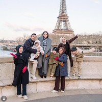 Setelah dari Swiss, Nagita dan rombongannya melanjutkan perjalanan ke Paris. Para pengasuh ketiga anaknya pun terlihat ikut berlibur bersama. Foto: Instagram/@raffinagita1717/@ramadhaniabakrie